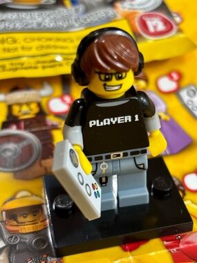 LEGO SERIES 12 "Video Game Guy" with Stand, Accessories, Pamphlet and bag.